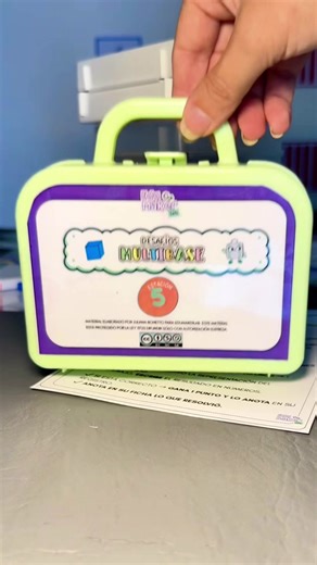 Desafíos Multibase propone aprender matemática jugando. A través de estaciones rotativas, los estudiantes comparan, suman, restan y construyen números utilizando material multibase. Cada estación presenta un desafío diferente que promueve la argumentación, el trabajo autónomo y la diversidad de estrategias. Una propuesta dinámica que transforma el aula en un espacio de exploración matemática, donde todos aprenden desde distintos recorridos. 📊🧠 #multibase