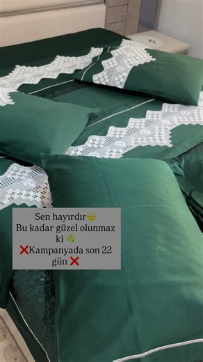 KARAGÜL #KANAVİÇE EL İŞİ #ÇEYİZ #TASARIM EVİ GÜL MíNE BiLAZER on Instagram: "Çiçekli Gelin Seti Pike Takımı, gelin odasına yıllarca eşlik edecek zarafeti bir araya getiriyor. Etuval home kalitesindeki dayanıklı kumaşlardan üretilen setimizin içinde pike, yorgan kılıfı, 2 adet süs yastığı, 2 adet günlük kullanım yastık kılıfı ve 1 adet lastikli çarşaf bulunur. Şık dantel detayları ve çiçekli tasarımıyla hem çeyiz hazırlığında hem de yeni gelin odasında ilk günkü formunu koruyarak kullanılmak üzer