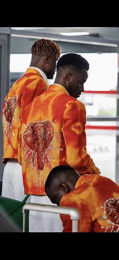 🧡🐘✨ Costa de Marfil llegó al Mundial y ya ganó el premio al look más impactante. La selección marfileña aterrizó con un outfit diseñado por el reconocido diseñador local Ibrahim Fernandez: chaquetas de tela Tapa con efecto tie-dye en tonos naranja y dorado, pantalones blancos de corte elegante y un imponente elefante en la espalda, símbolo de los “Les Éléphants”.