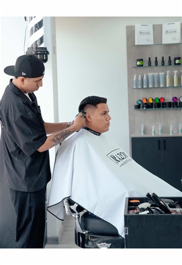 Un buen corte se nota… pero uno realmente bien hecho, se impone. Precisión, técnica y detalle en cada ángulo. Nada está dejado al azar. En Razors Barber Studio no vienes a “arreglarte”… vienes a mantener el estándar. #barber #barbería #razors #experiencia #limaperu