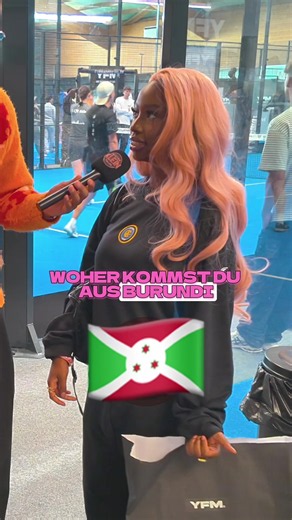 Learning about: Burundi 🇧🇮 Von der pulsierenden Metropole Bujumbura am Ufer des Tanganjikasees bis zur politischen Hauptstadt Gitega: Burundi im Herzen Ostafrikas fasziniert mit lebendiger Kultur und malerischer Landschaft! Neben Nachbarn wie Ruanda, der DR Kongo und Tansania gilt Kenia als engster Partner und bester Freund – nicht zuletzt durch die verbindende Sprache Swahili. Als lässige Begrüßung hört man oft den Dialog „Mambo?“ – „Poa!“ („Alles gut!“). Bei den Männernamen ist Hussein beson