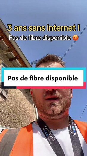 Installation de la fibre optique en aérien. Le client avait plus Internet depuis plus de 3 ans. Car le voisin qui vient tout juste de construire, sa maison a pris sa fibre. L’opérateur Orange a dû tirer un nouveau Cable. Un client adorable.#fibre #fibreoptique #technicien #internet #installation #sfr