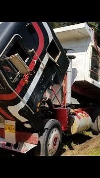 Lifting and lowering the cab on a cabover freightliner