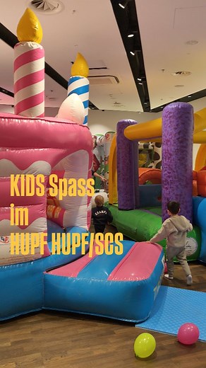 😍NEU NEU NEU - Hüpf Spass für Kids bei @hupfhupf in der SCS - Eingang 6 , im 2ten Stock. 10 Minuten Hupfspass €3,50 Tageskarte €12 Suuuper chillig für Eltern 🤭😍 man kann gemütlich sitzen während die Kids in den Hüpfburgen tobben können (Getränke mitnehmen ist erlaubt☕ - Find ich voll super👏) Btw bei @hupfhupf kann man Hüpfburgen in jeglicher Größe und Form für Kinder Geburtstagsfeiern mieten😱😍. Ich war echt überrascht, wie fair die Preise sind – da überlege ich schon, wie wir die Großelter