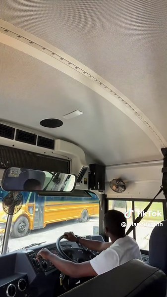 Slow rolling through the yard! It’s the weekend! #schoolbusdriversoftiktok #schoolbusdriver #LPS #fyppppppppppppppppppppppp
