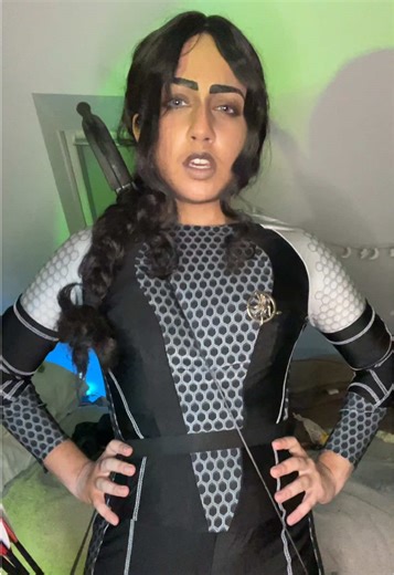 🏹🔱 KATNISS FINNICK | TFW your ally straight up mouth kisses your so called husband in the middle of the third quarter quell jungle….this video is hilarious to me . I love katniss and finnick banter I wish they had more of it in the movies….oh well . It can be like this every day in my mind palace | #katnisseverdeen #finnickodair #catchingfire #thehungergames #mockingjay