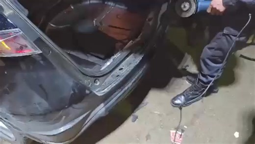 "#Port_de_Béjaïa: Saisie de plus de 700 000 comprimés d’ecstasy Les services des douanes du port de Béjaïa en collaboration avec la police portuaire ont saisi plus de 700 000 comprimés d'ecstasy, d'un poids total de 320 kg et 535 g. Les comprimés étaient soigneusement dissimulés dans trois véhicules de tourisme spécialement aménagés pour le trafic. Suite à cette opération, deux femmes et un homme ont été arrêtés et présentés devant les autorités judiciaires. Radio Soummam Béjaia " | Akbou et ses