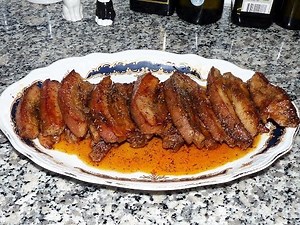 Barriga de cerdo glaseada con cerveza y panela