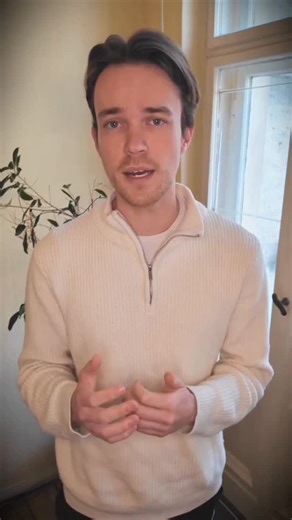 KINewsPaul on Instagram: "Kann ein Roboter deine Oma betreuen? In Japan werden Roboter bereits in Pflegeheimen eingesetzt. Die Therapie-Robbe PARO senkt nachweislich Stress und Angst bei Demenzpatienten. ROBEAR kann Patienten aus dem Bett heben – eine Aufgabe, bei der sich Pfleger häufig verletzen. In Deutschland testet man Pepper in Seniorenheimen: Er erinnert an Medikamente und leitet Gymnastik an. Aber echte menschliche Wärme und Empathie kann kein Roboter ersetzen. Roboter können Pfleger ent