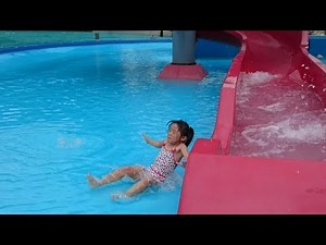 【ハプニング】プールで足を滑らせ豪快にこける