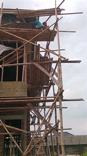 work on bamboo scaffolding. #bambooscaffolding