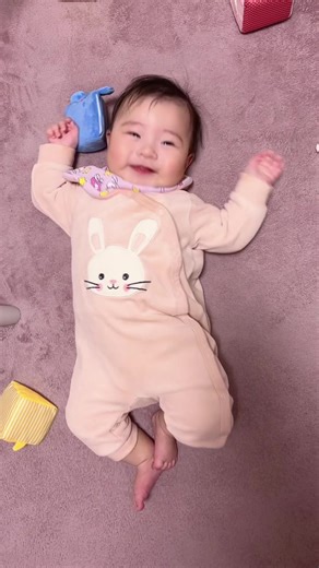 パパの変な歌でも喜んでくれる優しいぷにちゃん #変な歌 #生後5ヶ月 #赤ちゃんのいる暮らし #激しいダンス