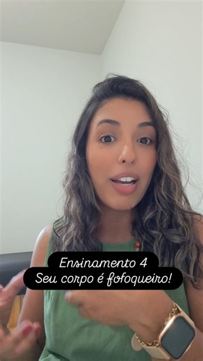 Camila Barros on Instagram: "O corpo fala o que a boca cala. Aquilo que você engole, suporta em silêncio, ou não consegue nomear, o corpo encontra um jeito de expressar. Não como castigo. Não como fraqueza. Mas como um pedido de atenção. Sintoma é sinal. É o corpo dizendo: olha pra mim com mais cuidado. Quando você aprende a escutar o corpo com gentileza, ele não precisa gritar.🌿 👉 Salve esse post para se lembrar de se escutar 👉 Envie para quem anda ignorando os próprios limites #corpoeemocao