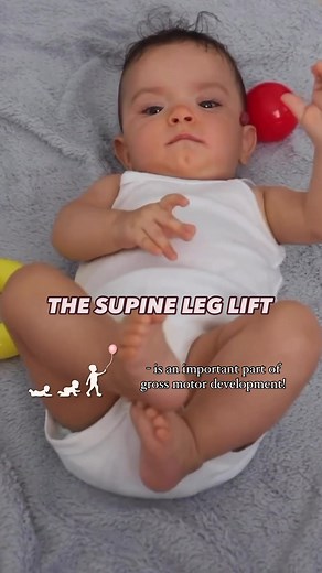 The supine leg lift is an important part of the motor development towards rolling back to belly! There is so much focus on tummy time that it is easy to forget this. In the supine leg lift, the child strengthens the lower abdominal muscles and the stabilizing muscles in general. This synergy is essential for a strong roll, which in turn builds the muscular foundation for strong belly crawling and all-fours crawling. Most babies start lifting their legs in the supine position at around three mont