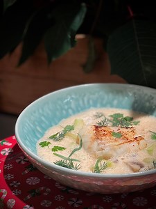 Cabillaud au bouillon thaï Temps de préparation : 10 minutes Temps de cuisson : 25 minutes INGRÉDIENTS POUR 4 PERSONNES 4 pavés de cabillaud frais de 130 g par personne 400 g de riz blanc cuit à la vapeur 1 concombre épluché 8 champignons de Paris lavés Quelques feuilles de coriandre, d’aneth et d’estragon 15 g de beurre demi-sel Huile d’olive Sel fin et poivre du moulin Pour le bouillon thaï tom yam : 150 g de champignons de Paris lavés et coupés en lamelles 20 g de gingembre frais et épluché 2