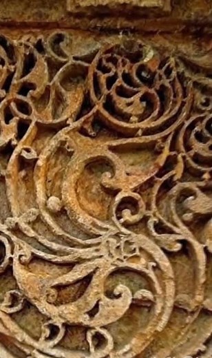 Discover the mesmerizing craftsmanship of the Adalaj Stepwell : delicate stone lattice