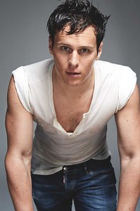 Jonathan Groff Dishes On Dating Zachary Quinto And Being Gay In Hollywood: PHOTOS - Towleroad Gay News