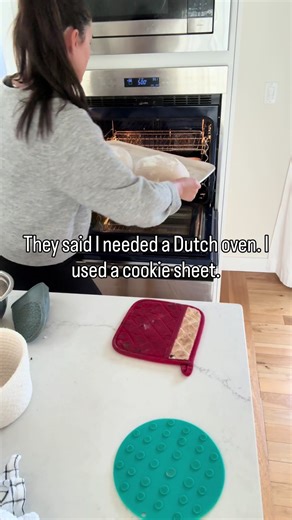 Want to know how? This is how to bake your sourdough loaves directly in your oven. It’s easier than you might think! ✨ 1️⃣ Preheat your oven to 475°F, using convection if you have it. 🔥 2️⃣ Bring some water to a boil. 💧 3️⃣ Once the oven is fully preheated, place your loaves on baking sheets. 🥖 4️⃣ Prepare an oven-safe bowl with a clean towel. Place it on the bottom of the oven and fill it with boiling water. ♨️ 5️⃣ Put the baking sheets with the loaves into the oven. 6️⃣ After 5 to 7 minutes