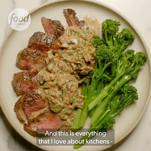 Ever wondered how a Michelin-starred chef cooks a steak? Tom Kerridge is revealing his secrets 🥩🔥 Watch the last episode of #SecretsOfThePubKitchen TONIGHT at 9pm! | Food Network UK