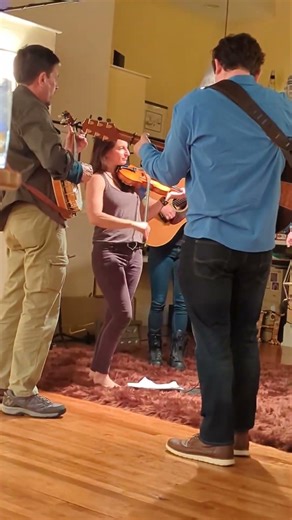 Snippet of a fiddle riff #bluegrassband#fiddlers#fiddle#enjoinglife#music#musicjam#fun#roanokeva