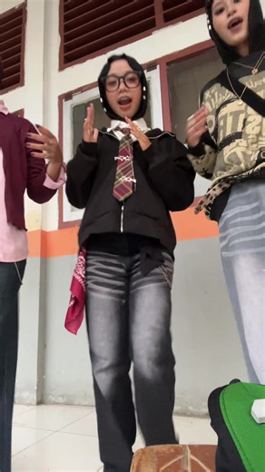 Yearbook Fails on TikTok: A Hilarious Look at Y2K Styles