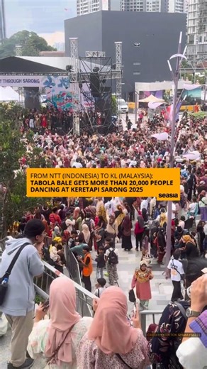 🇮🇩 🇲🇾 The viral Indonesian song "Tabola Bale" by Siprianus Bhuka (stage name Silet Open Up) from Flores, East Nusa Tenggara, successfully captivated over 20,000 people at Malaysia's Keretapi Sarong 2025 festival, demonstrating the cross-border appeal of regional Indonesian music with modern touches. Released on April 3, 2025, the song combines Eastern Indonesian dialect with Minangkabau language elements and tells the story of a man smitten with a girl named Maimuna, featuring collaborations