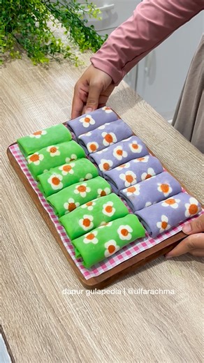 Ulfa Rachma - Dapur Gulapedia on Instagram: "Yang tadinya anakku underestimate sama jajanan pasar, eh malah jadi paling cepet ngabisinnya. Kata dia “ternyata makanan tradisional itu enak ya ma” 😂 gen alfa sukanya yg modern doang sih, padahal emang dadar gulu enaaak bgt, ini salah satu jajanan favorit ku pas masih kecil. Apalagi kalo ibuku baru pulang dari arisan, pasti yang aku tunggu si darlung ini. Btw dadr gulunh motif bunga ini terinspirasi postingannya dari kak @ayoe_widya83 yang keliatan 