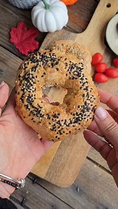 ~{Bagel protéiné express 🥯} T'as pas de pain, prépare-toi ce bagel protéiné prêt en 15 minutes et avec 2 ingrédients seulement 😉. Idéal au petit déjeuner ou pour tes lunch box de la semaine, avec du fromage frais, du saumon fumé, de la salade ou de l'avocat. Abonne-toi pour plus de recettes saines et faciles 🌸 Ingrédients pour 2 bagels : - 200g de farine de ton choix - 200g de skyr nature (source de protéines) - une pincée de sel - 1cc de levure chimique - un peu d'huile d'olive pour façonner