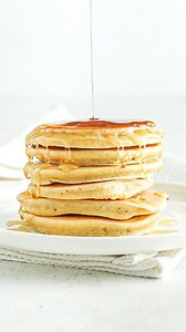 PANCAKES SUPER FACILES ET HEALTHY 🥞 Besoin de rien de bien foufou pour faire des pancakes 🤷🏻‍♀️ et cette recette c'est celle que je réalise le plus souvent 😁 parce qu'elle est simple, rapide et efficace 👍 Ingrédients (pour 6 petits pancakes) 1 oeuf 75 ml de lait 90 g de farine 1 cas de sucre ou miel 1 cac de levure Étapes Mélanger l'oeuf, le lait et le sucre. Ajouter ensuite la farine et la levure et mélanger jusqu'à obtenir une pâte bien lisse (mais sans trop mélanger non plus). À l'aide d