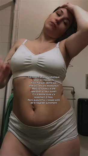 2 mois après mon accouchement j’ai encore du mal à me regarder. Un corps encore douloureux, encore marqué par des cicatrices, de césarienne et d’opération cardiaque. Des traces que je n’ai pas choisies, mais que je porte quand même. On nous montre tellement de corps lisses, remis, presque effacés sur les réseaux alors que je suis encore entrain de me reconstruire et que je me sens degueulasse. On nous culpabilise presque de ne pas être parfaite. C’est pas un corps parfait. C’est un corps réel. I