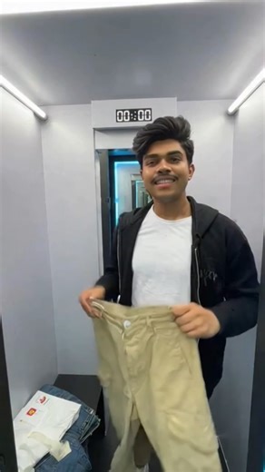 Delhi mein aa gayi hai CLOTHES CHANGE MACHINE… matlab road pe hi kapde badlo! 🔥”🎥 I #shorts #delhi