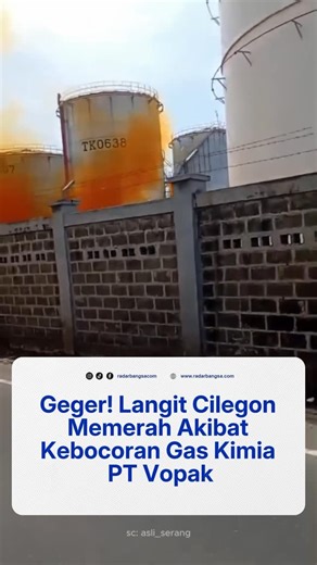 radarbangsa.com on Instagram: "Geger! Langit Cilegon Memerah Akibat Kebocoran Gas Kimia PT Vopak Situasi mencekam terjadi di Kota Cilegon, Banten pada Sabtu (31/1) siang tadi. Langit di sekitar wilayah tersebut mendadak berubah warna akibat kepulan asap oranye pekat yang diduga berasal dari kebocoran gas di PT Vopak Indonesia. Perusahaan yang bergerak di bidang jasa penyimpanan bahan kimia ini diduga mengalami kendala teknis hingga menyebabkan gas tersebut berhembus keluar komplek pabrik. 😱⚠️ W