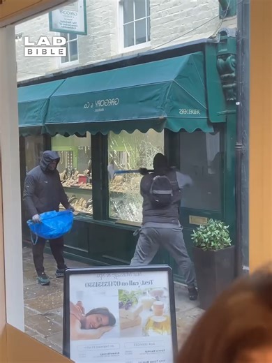 They completely ripped the window out 😨 | breaking car windows