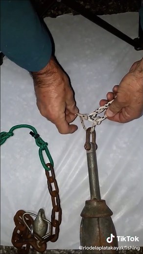 Cómo hacer un nudo para atar la cadena del ancla de kayak