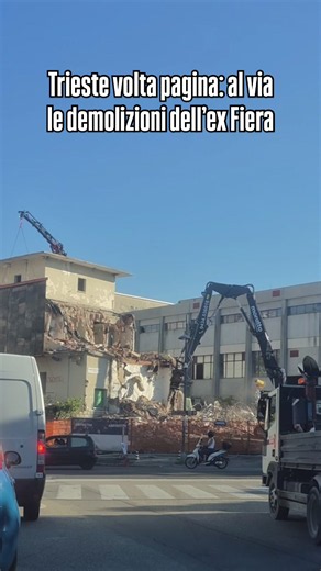 Trieste volta pagina: al via le demolizioni dell’ex Fiera Sono iniziate questa mattina le demolizioni dell’ex Fiera di Trieste, uno dei più importanti interventi di rigenerazione urbana previsti in città. A documentare l’avvio delle operazioni è un video pubblicato da una cittadina triestina nel gruppo Facebook “Te son de Trieste se...”, che mostra le ruspe al lavoro all’interno del cantiere, impegnate nell’abbattimento dei fabbricati del vecchio complesso fieristico. L’avvio delle demolizioni s