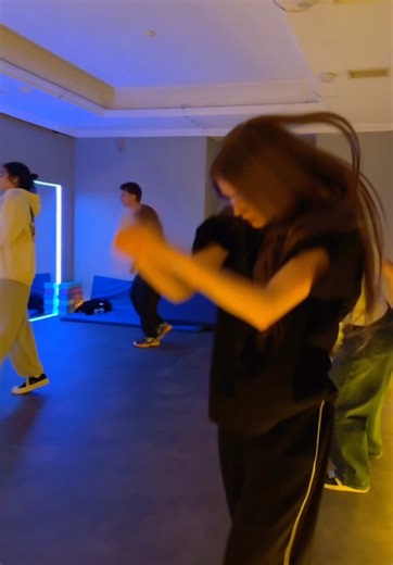 TikTok · tiptop_dance