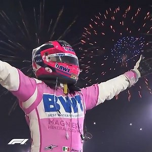 La victoria de Sergio Pérez en Sakhir sigue siendo una de esas noches que México recuerda sin necesidad de volver a ver el video. 🥹 Arrancó último, la carrera se desordenó desde la primera vuelta y aun así fue encontrando ritmo, espacios y rebases que parecían imposibles. Lo que hizo ese día no fue suerte: fue experiencia, inteligencia de carrera y una calma que sólo tienen los que saben que todavía pueden ganar algo grande. Cuando cruzó la meta primero, no sólo ganó su primer Gran Premio… tamb