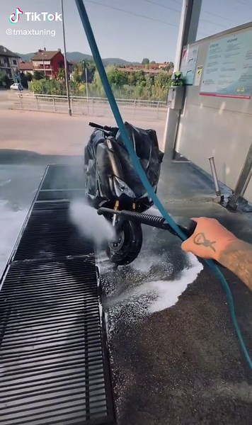Cómo Realizar un Scooter Wash para tu Yamaha TMAX