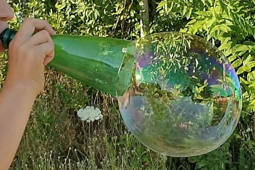 Bulles de savon géantes : la recette maison qui bluffe petits et grands