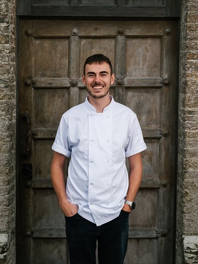 6.2K views · 73 reactions | Spend a day in the life with our Head Chef, Tom, down at our Cornish patch, THE PIG–at Harlyn Bay! Whether it’s gathering the morning’s harvest from our Kitchen Garden team, dishing up something new on the menu, tasting a new tipple from behind the bar, or popping over to say hello to our four-legged and feathered friends - no two days are ever the same.  | THE PIG Hotel | Facebook