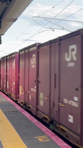 南岩国を通過する貨物列車
