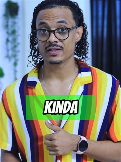 Mucha gente aprende inglés formal… pero casi nadie te enseña cómo realmente hablan los nativos. Una de esas palabras es “kinda”. 👉 “kinda” = kind of y significa “un poco”, “más o menos”, “algo”. Ejemplos: • I'm kinda tired → Estoy un poco cansado • It's kinda strange → Es algo extraño Guarda este video si quieres sonar más natural en inglés.