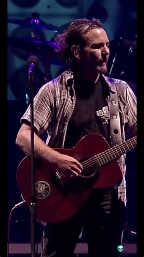 JUST BREATHE - PEARL JAM AT LOLLAPALOOZA IN 2013. SONG ORIGINALLY RECOREDED IN 2009. #justbreathe #pearljam #eddievedder #lollapalooza #2000smusic