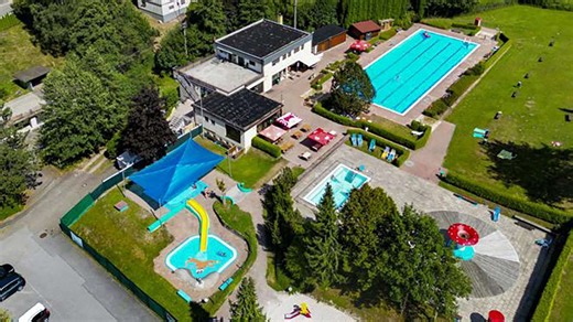 Innovationsfonds Kreis Calw: Höfen erhält hohe Förderung für Solarmodule fürs Freibad