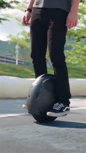 Cruising the streets, just me and my V6. #inmotion #euc #electricunicycle #riding