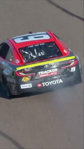 Flat tires for Larson and Briscoe 😮