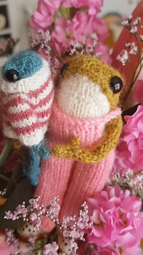 Happy Mother's Day 🥰💕 froggy pattern by @dotpebbles_knits tiny version is knitted with 1.5mm needles #miniature #tinyknitting #frog #knit #mothersday | Merve Armagan Detant