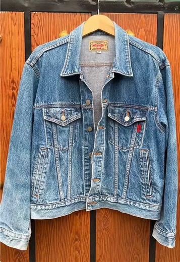 Wrangler denim jacket 🔥 American Classic cut, wash cakep, warna ganteng maskulin blue light dipakai langsung auto vintage look. Bahan tebel, jahitan Perfect LD 118 cm | Panjang 62 cm Ter DP ❌❌❌ Wrangler selalu punya kelas. #wranglerjacket #denimwrangler #jaketdenim #vintagestyle #usadenim