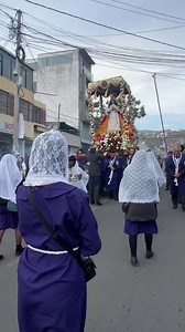 La Virgen de Chapi recorre nuestras calles envuelta en flores, incienso y profunda devoción. Sus fieles la acompañan con oraciones y cantos, agradeciendo su protección y renovando la esperanza en cada paso. Es un encuentro de fe que une a generaciones enteras bajo su mirada maternal. Que su presencia siga iluminando nuestros caminos y bendiciendo a nuestras familias. #VirgenDeChapi #MarianoMelgar #HSMMM | Hermandad Del Señor de los Milagros de Mariano Melgar- Oficial