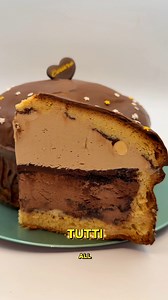 🫶🏻🍦Un anno indimenticabile di dolci scoperte e di sorrisi con il gusto del gelato. Grazie di cuore a tutti voi, per aver reso il 2025 così straordinario! Ogni fila è stata un momento di attesa carico di emozioni, ogni gusto di gelato ha rappresentato un’esplosione di sapori unici che abbiamo condiviso insieme. Siete stati la linfa che ha reso magica la nostra giornata, portando gioia ad ogni cono servito. Non vediamo l’ora di deliziare ancora i vostri palati nel nuovo anno che sta per arrivar